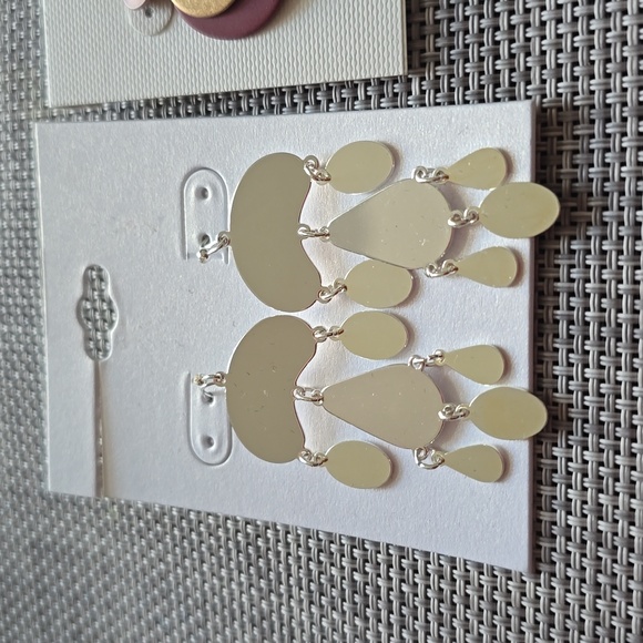 WOMEN'S FASHION JEWELRY BUNDLE OF 2 PAIR OF PIERCED EARRINGS - Picture 2 of 10